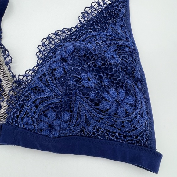Victoria Secret Lace Wireless Bra Size Small - Picture 2 of 10